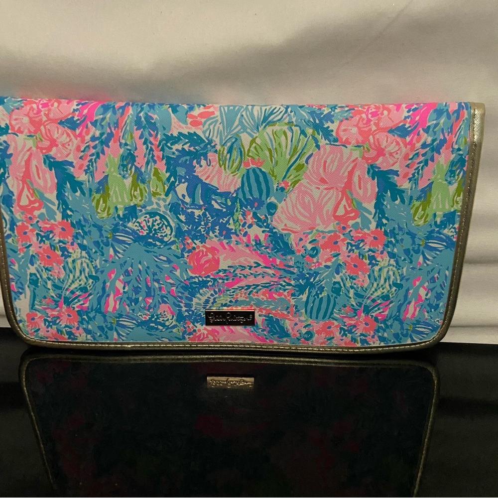 LILLY PULITZER Multi-color Spring Prints Travel Organizer Wallet Slim Design
Pin